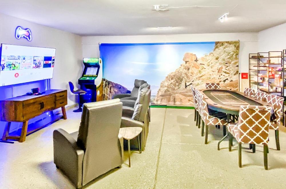 A Royal Oasis in the Desert with pool, spa and Epic Game Room!